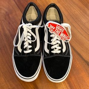 NWT Vans, black and white shoes men’s 8.5 /women’s 10.